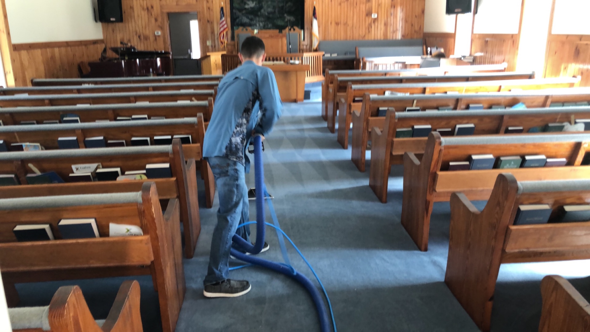Professional carpet cleaning in a Georgia church sanctuary